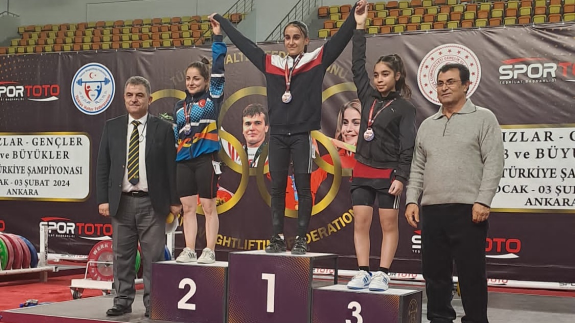 Yıldızlar-Gençler Türkiye Halter Şampiyonasında öğrencimiz Elif Nur KILINÇ Türkiye 3.sü olarak U15 Milli Takımına seçildi 